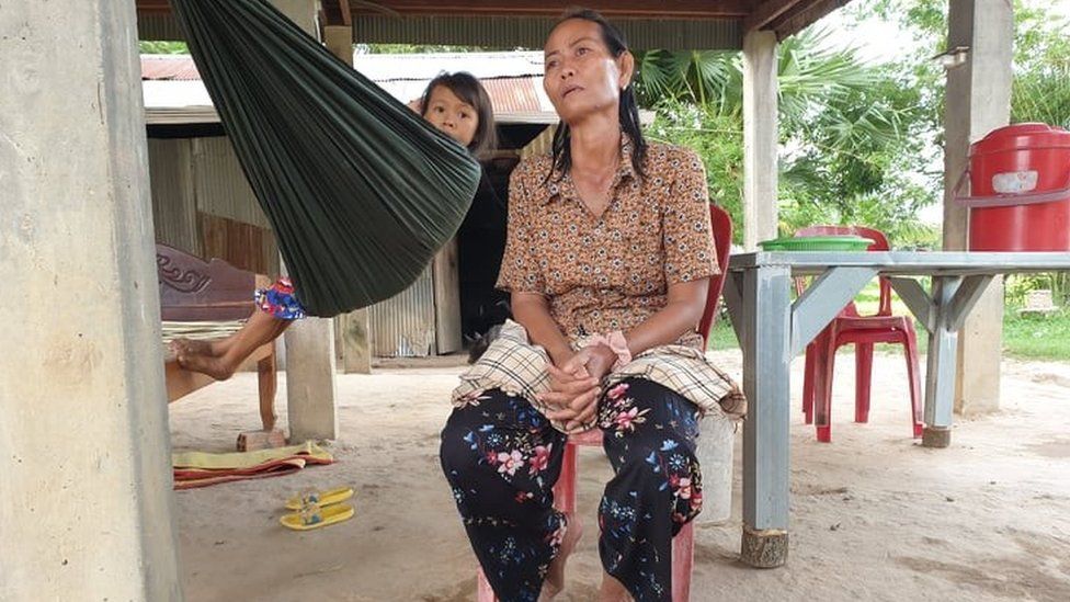 Bà Hun Pheap vừa mất chồng do uống rượu tự nấu ở một đám tang trong làng - Ảnh: BBC