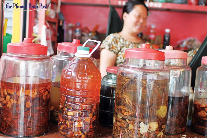 Rượu tự nấu và các loại rượu ngâm kém chất lượng bày bán trên thị trường thường có chứa một lượng lớn methanol gây nguy hiểm cho người sử dụng - Ảnh: Moeun Nheun/Phnompenh Post
