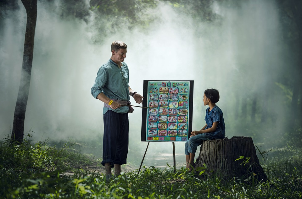 Bố mẹ đóng vai trò quan trọng cho sự hình thành và phát triển ngôn ngữ của trẻ em - Ảnh: Shutterstock