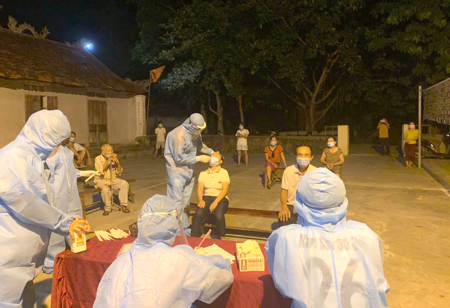 Lực lượng y tế lấy mẫu xét nghiệm cho người dân ở huyện Diễn Châu