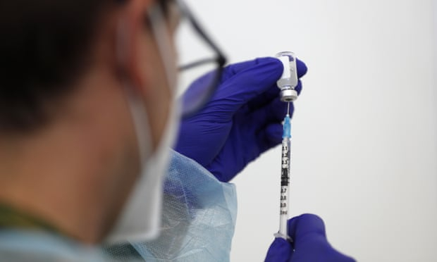 Một y tá đang tiêm vắc xin COVID-19 ở Bồ Đào Nha - Ảnh: AP