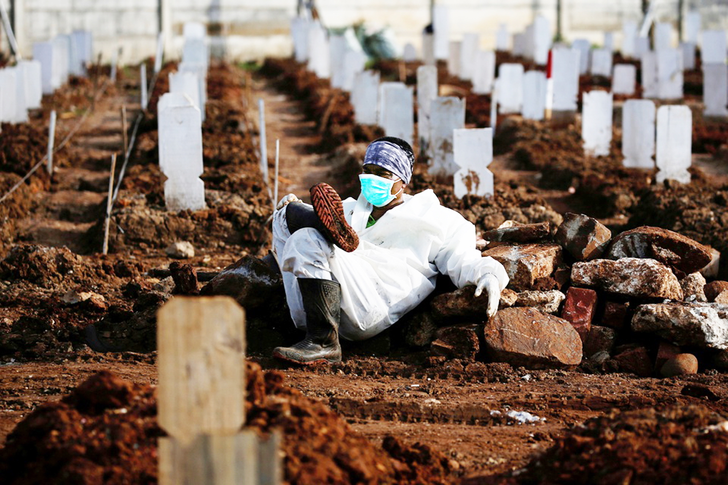 Công nhân đào mộ ở Indonesia kiệt sức vì chôn cất quá nhiều thi thể chết vì COVID-19