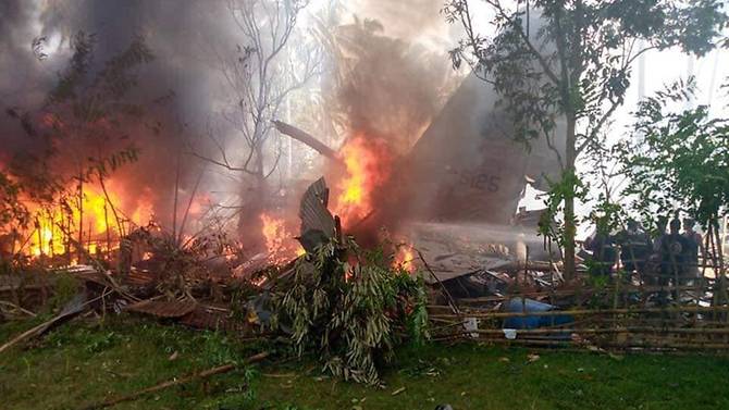 Hiện trường chiếc máy bay C-130 đang bốc cháy dữ dội sau khi gặp nạn.