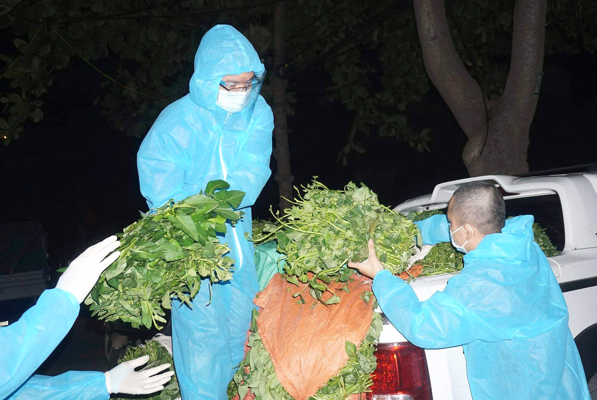 Sau khi vào trung tâm thành phố, những mặt hàng tiếp tế được nhóm của anh Hà chuyển về nơi cố định trong thành phố để người cần đến nhận, hoặc nhờ lực lượng chức năng chuyển về từng phường. Riêng những mặt hàng kí gửi sẽ được chuyển đến đầu các khu phố rồi lần lượt thông báo từng người đến nhận.