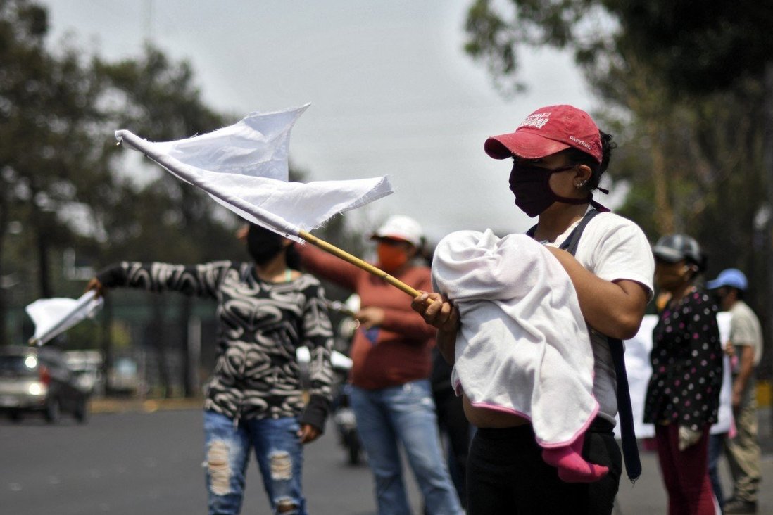 Mọi người vẫy cờ trắng như một tín hiệu họ cần thực phẩm ở Guatemala vào năm ngoái. Một chiến dịch cờ trắng tương tự đã nổ ra ở Malaysia trong tuần qua. Ảnh: AFP