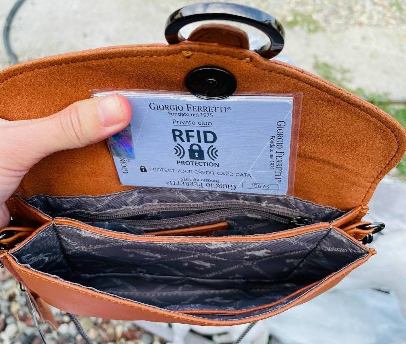 Rất nhiều sản phẩm ví, túi rao bán trên mạng được quảng cáo có khả năng chặn sóng RFID - ẢNH: T. HOA