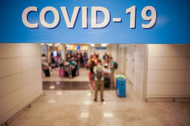 Du khách đến Rome từ bốn quốc gia Địa Trung Hải xếp hàng tại sân bay Leonardo da Vinci của Rome để được kiểm tra COVID-19
