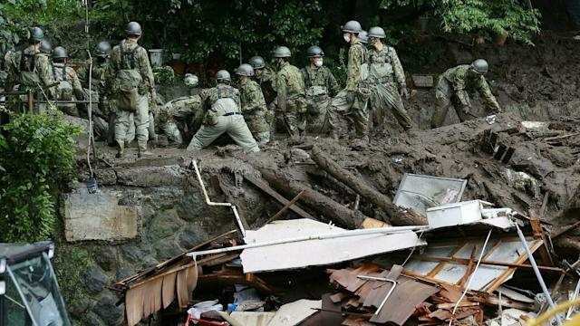 Các nhân viên Lực lượng Phòng vệ Nhật Bản tiến hành công tác cứu hộ và tìm kiếm tại khu vực lở đất do mưa lớn tại quận Izusan ở Atami, phía tây Tokyo - Ảnh: Reuters/Kyodo