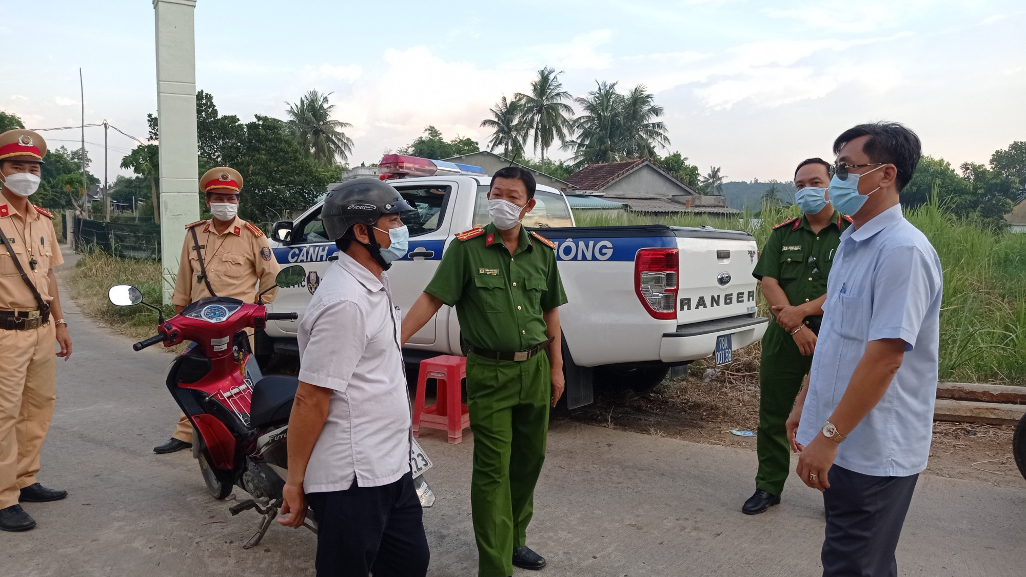 Ông Nguyễn Hữu Từ (ngoài cùng bên phải), Chủ tịch UBND huyện Đồng Xuân kiểm tra chốt chặn, kiểm soát dịch Covid- 19 ở các tuyến đường giáp ranh giữa huyện Đồng Xuân 