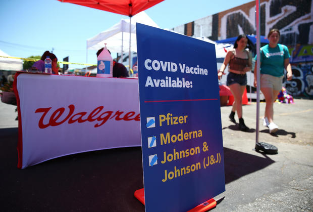 Một tấm biển giới thiệu các loại vắc xin COVID-19 sẵn có tại một trạm y tế trên xe buýt lưu động Walgreens vào ngày 25/6/2021 ở Los Angeles (California) - Ảnh: CBS News/Getty Images
