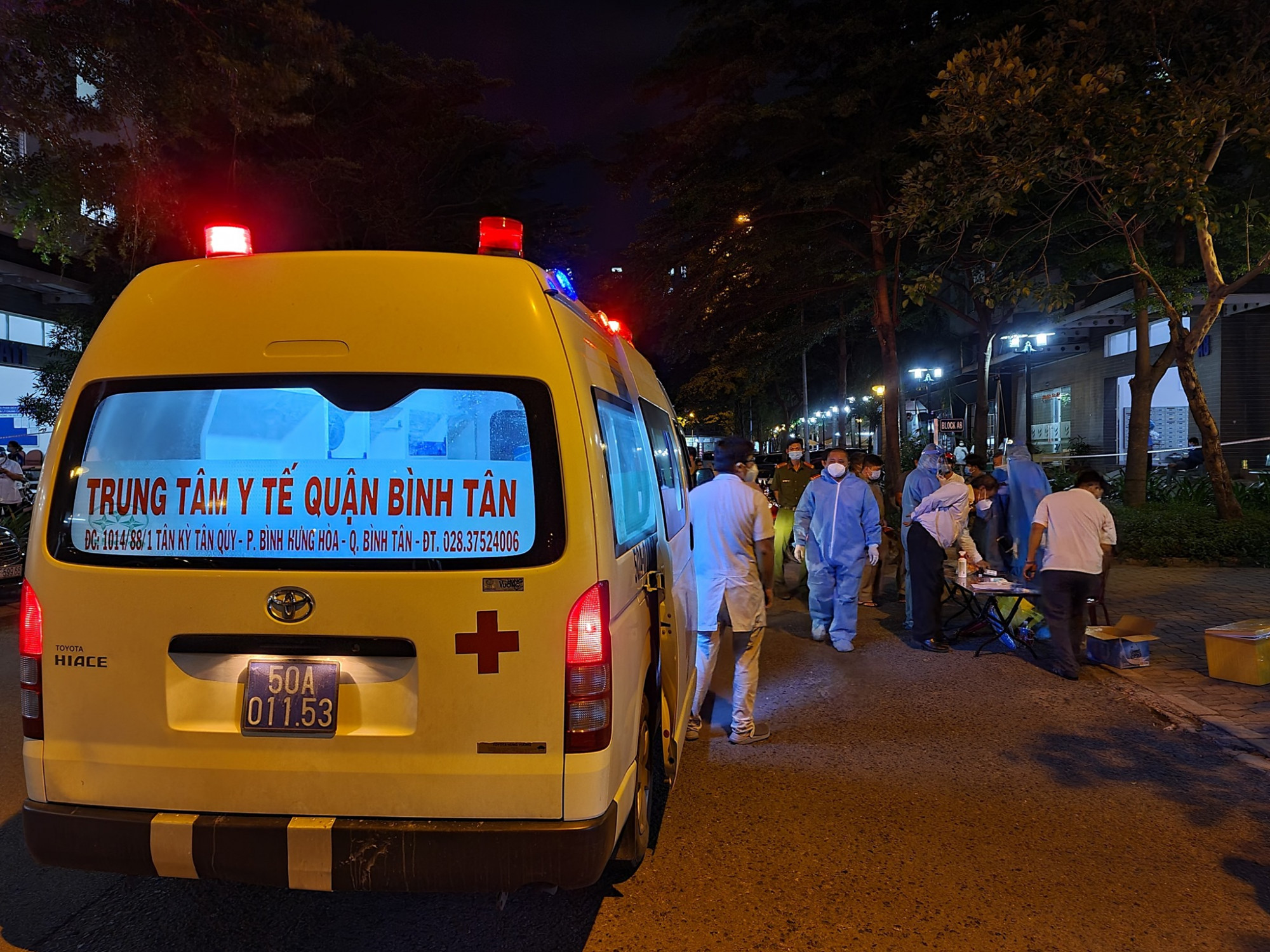 Trung tâm cấp cứu 115 TPHCM sẽ  điều phối xe và kíp cấp cứu đến sơ cấp cứu và chuyển viện khi người dân có vấn đề sức khỏe khi đang bị phong tỏa. 