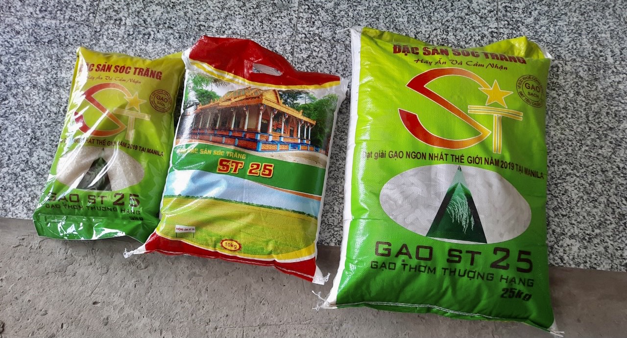 Hàng trăm bao gạo gắn nhãn ST25 khộng ghi cơ sở, không hạn sử dụng...