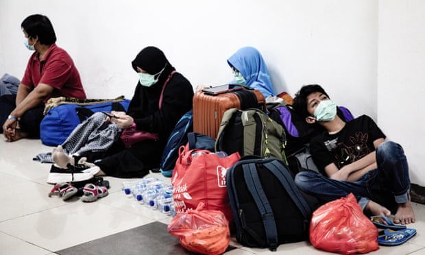 Bệnh nhân Covid-19 xếp hàng chờ được khám tại khu phức hợp Bệnh viện Cấp cứu Wisma Atlet Covid-19 ở Jakarta, Indonesia. Ảnh: Risa Krisadhi / SOPA Images / REX / Shutterstock