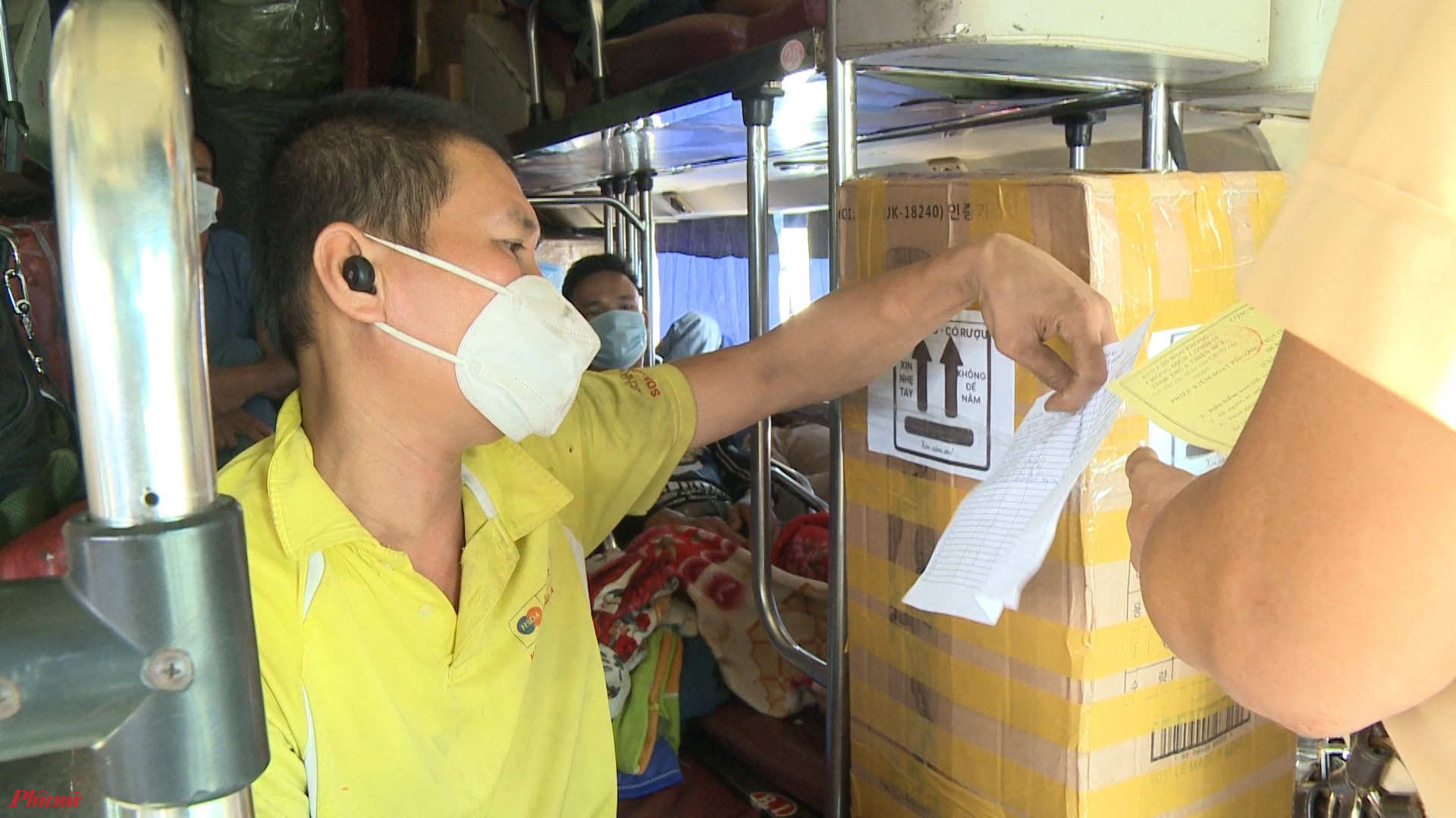 Với những phù hiệu màu vàng, tài xế đi ngang qua tỉnh Thừa Thiên - Huế, không được dừng đón, trả khách/hàng hóa trên địa bàn tỉnh