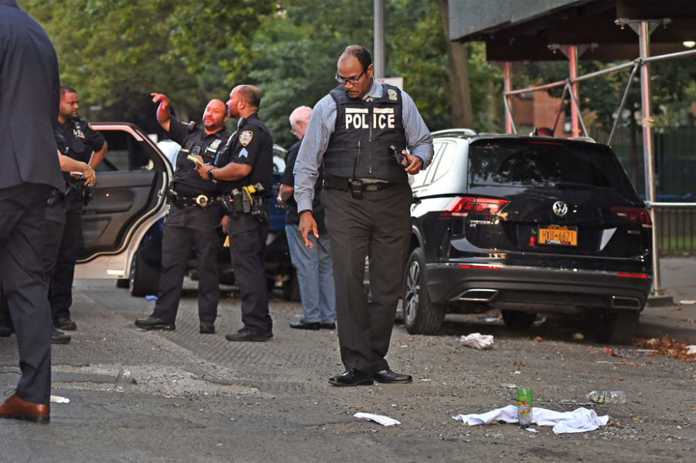 Các nhân viên Sở cảnh sát New York điều tra tại hiện trường vụ nổ súng ở khu Harlem ngày cuối tuần 4/7 - Ảnh: New York Post