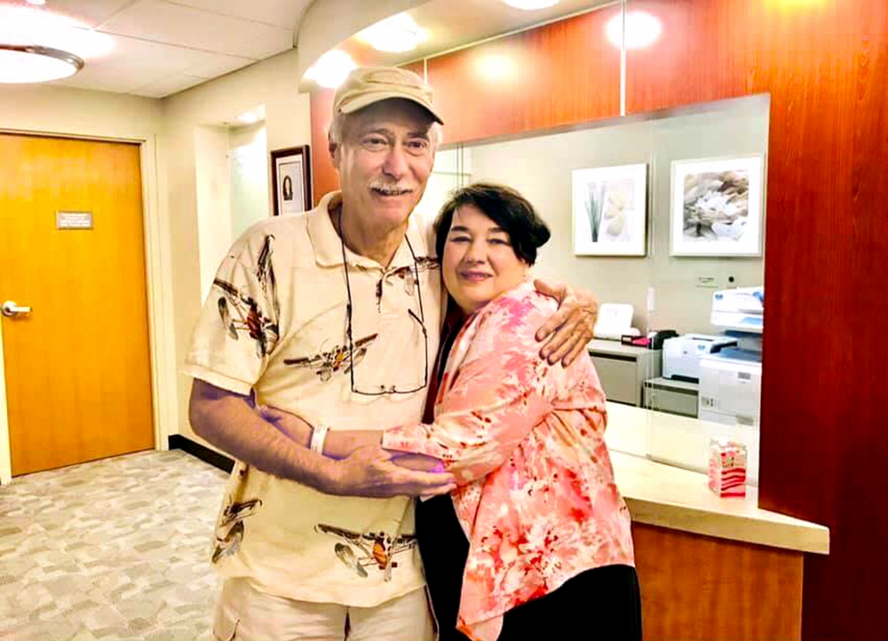 Cặp vợ chồng mà tác giả gặp ở Khoa Ung thư vú của Bệnh viện Advocate Good Samaritan
