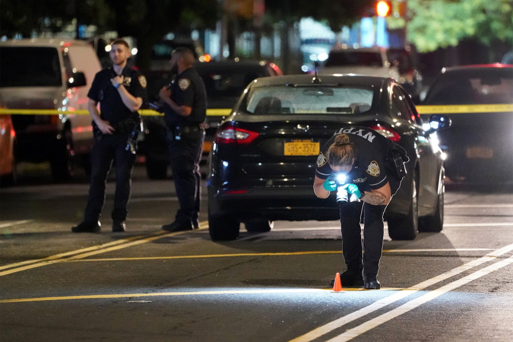 Hiện trường vụ hai người bị bắn trên Đại lộ Intervale quận Bronx (New York) lúc 12:40 ngày 4/7 - Ảnh: New York Post