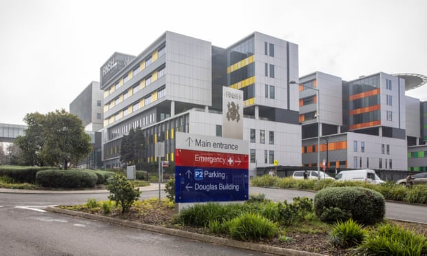 Hơn 600 nhân viên y tế tại hai bệnh viện lớn nhất ở Sydney phải cách ly vì tiếp xúc ca mắc COVID-19.