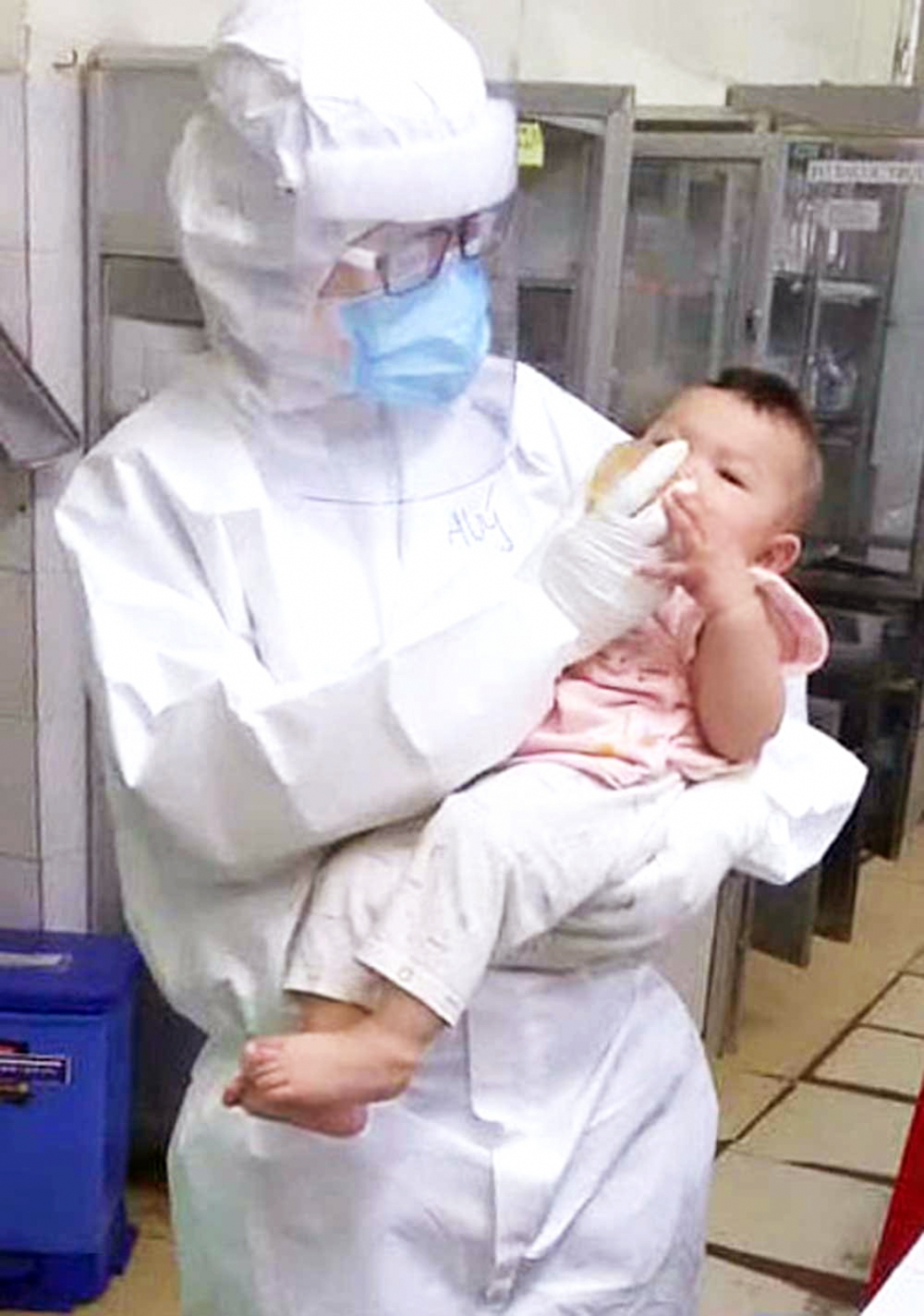 Bác sĩ Bệnh viện Trưng Vương chăm sóc em bé bảy tháng tuổi mắc COVID-19. Nhiều kẻ xấu đã lợi dụng câu chuyện của bé để lừa đảo - Ảnh: Bệnh viện cung cấp