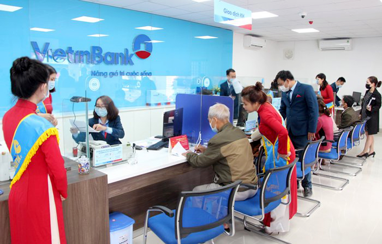 Vietinbank ước đạt lợi nhuận trong sáu tháng đầu năm nay là 13.000 tỷ đồng, tăng gần 75% so với cùng kỳ năm ngoái (trong ảnh: Khách hàng giao dịch tại Phòng giao dịch Sơn Hòa tại Phú Yên của Vietinbank)