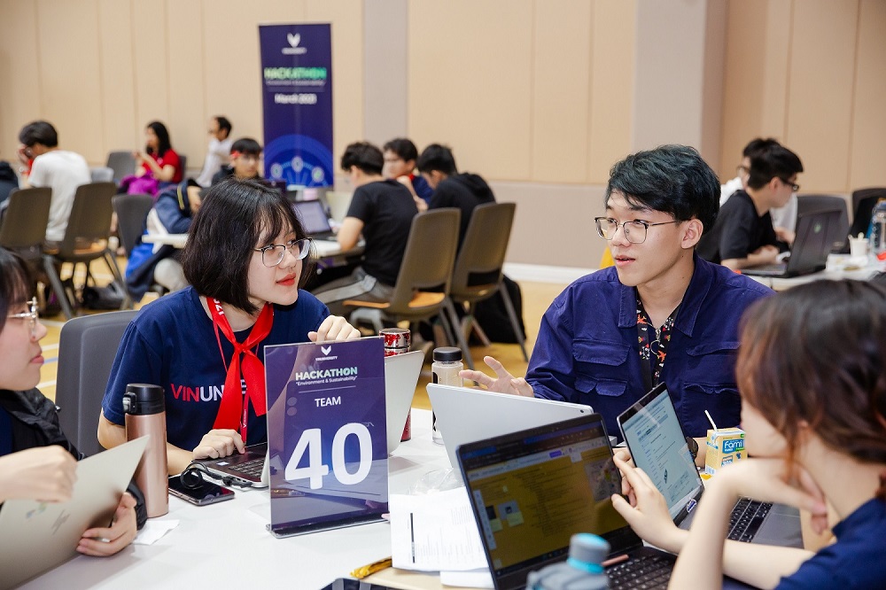 Võ Minh Quân (giữa) cùng các bạn cộng sự trong cuộc thi VinUni Hackathon 2021. Ảnh: Vingroup