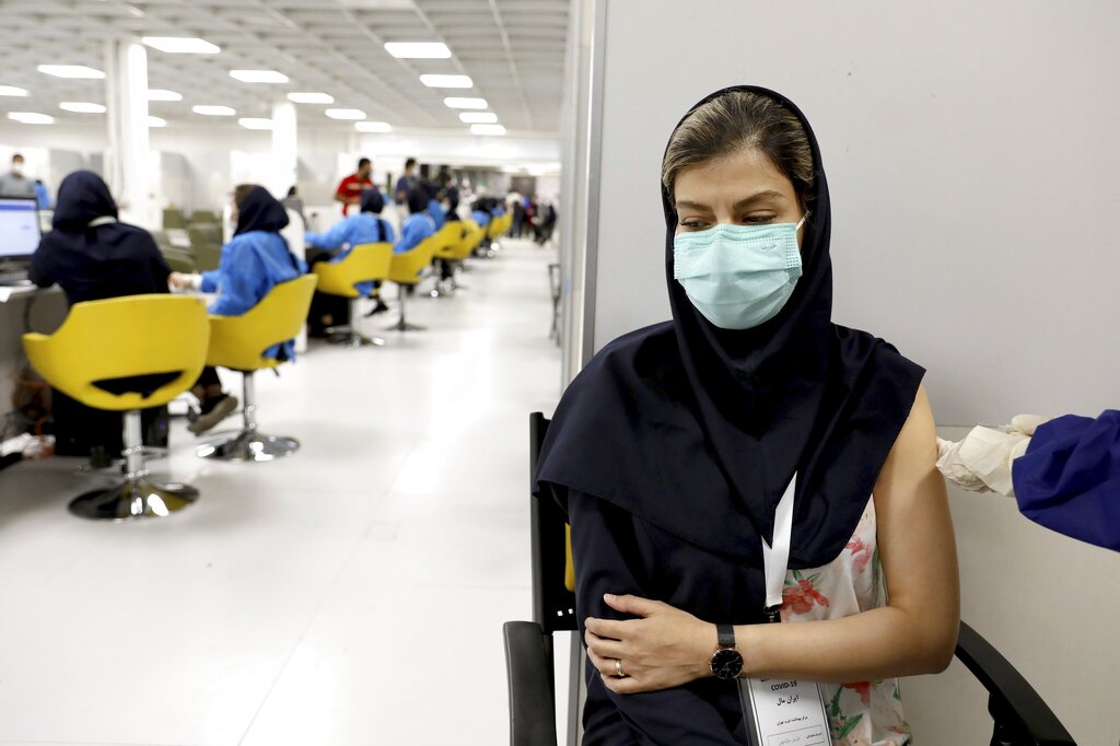 Một người phụ nữ Iran nhận vắc-xin COVID-19