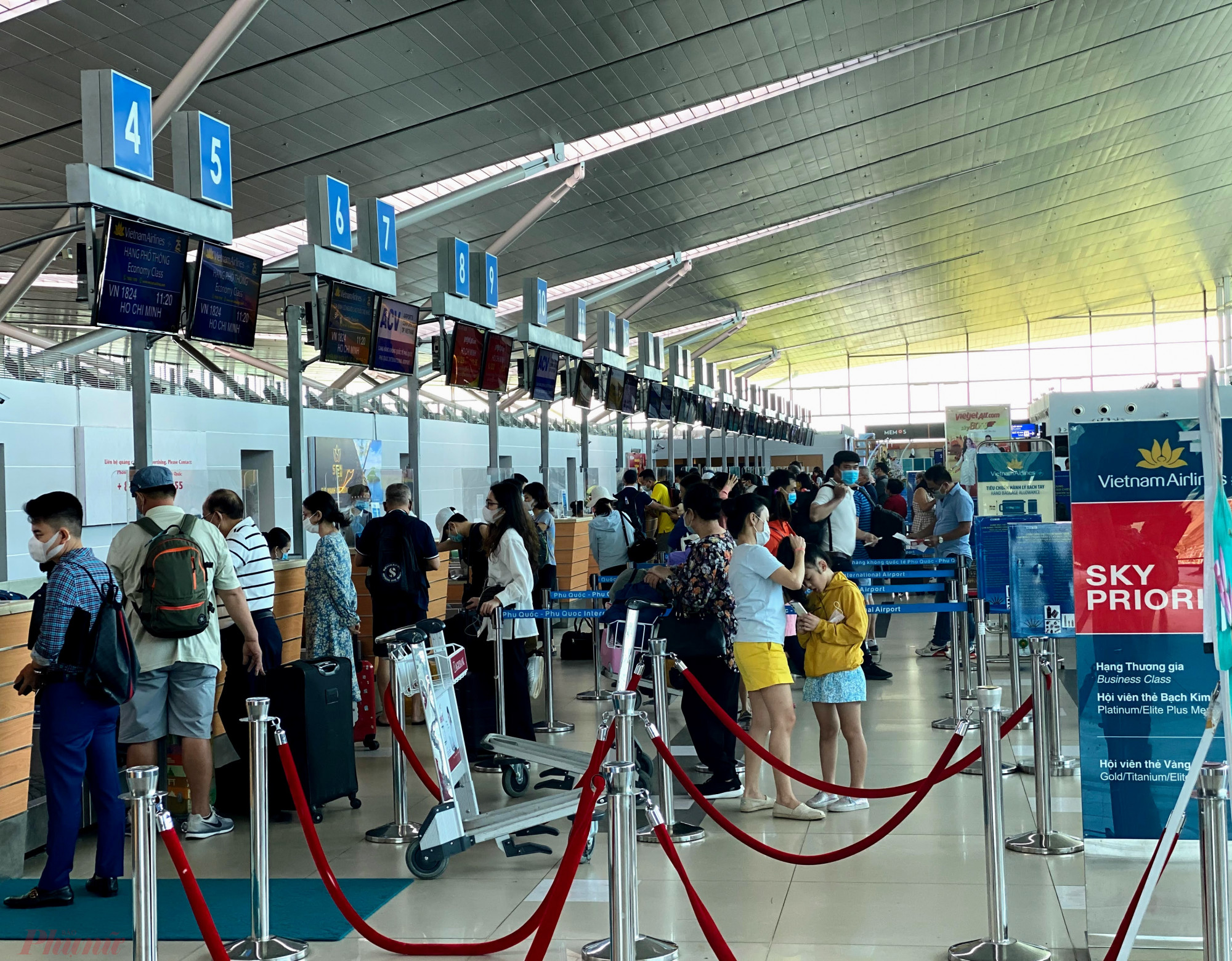 Khách bay đang làm thủ tục hàng không tại sân bay Phú Quốc (Kiên Giang). Ảnh: Quốc Thái