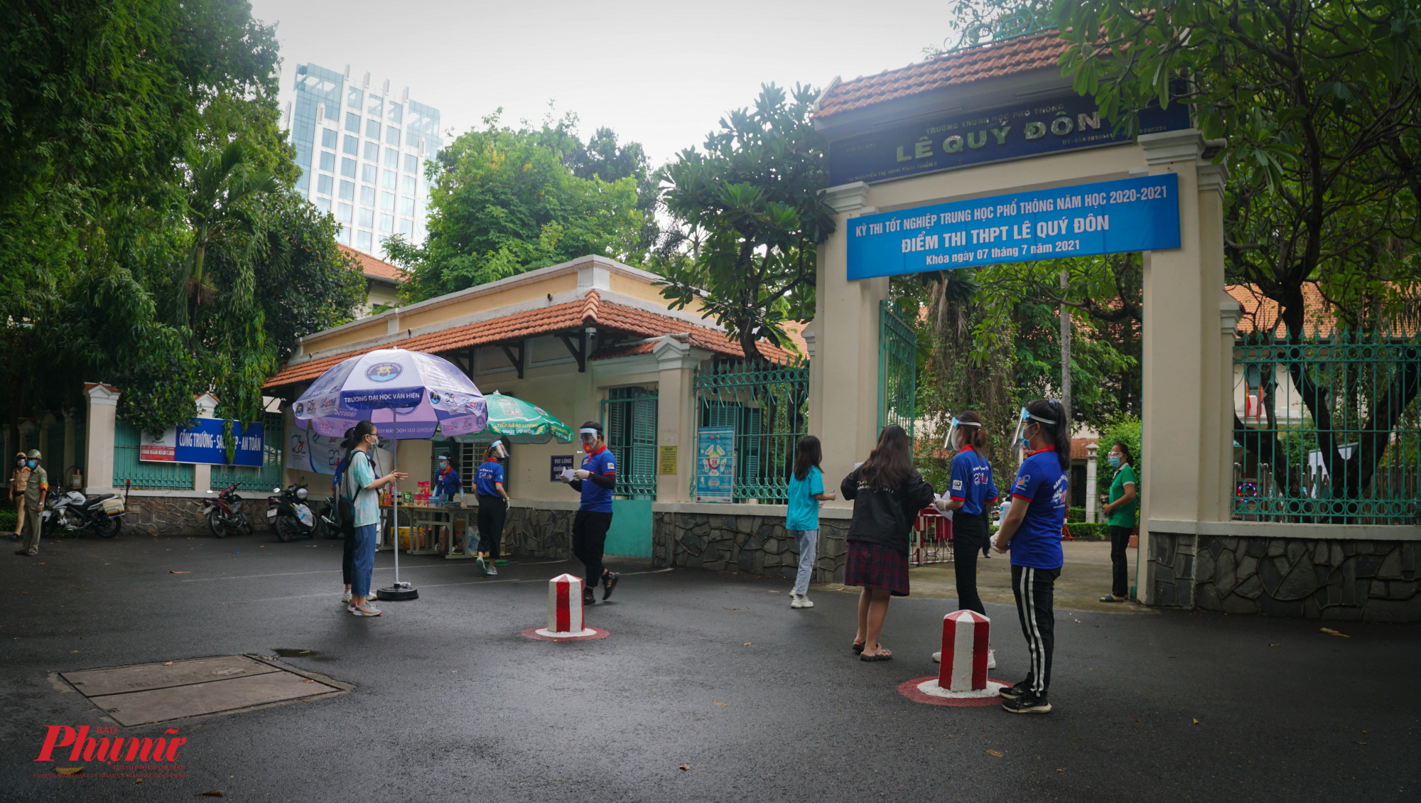 thí sinh đã đến làm thủ tục dự thi đúng thời gian Tại điểm thi Trường THPT Lê Quý Đôn (quận 3), rất đông 