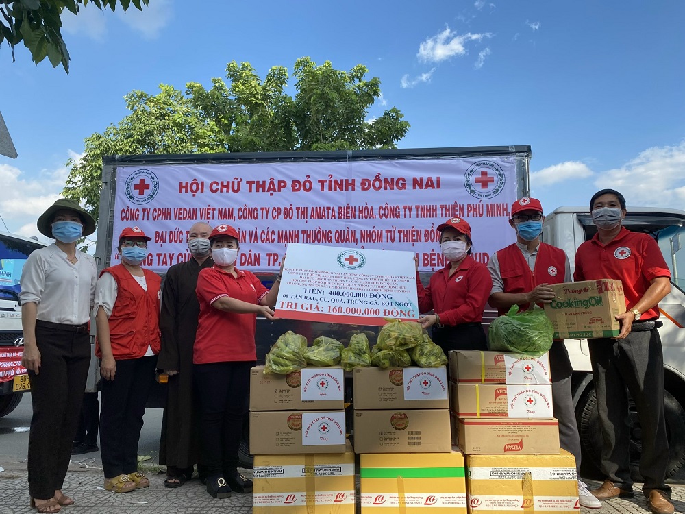 Vedan đồng hành cùng Hội Chữ thập đỏ tỉnh Đồng Nai gửi các sản phẩm do công ty sản xuất đến những người dân nghèo chịu ảnh hưởng của COVID-19. Ảnh: Vedan