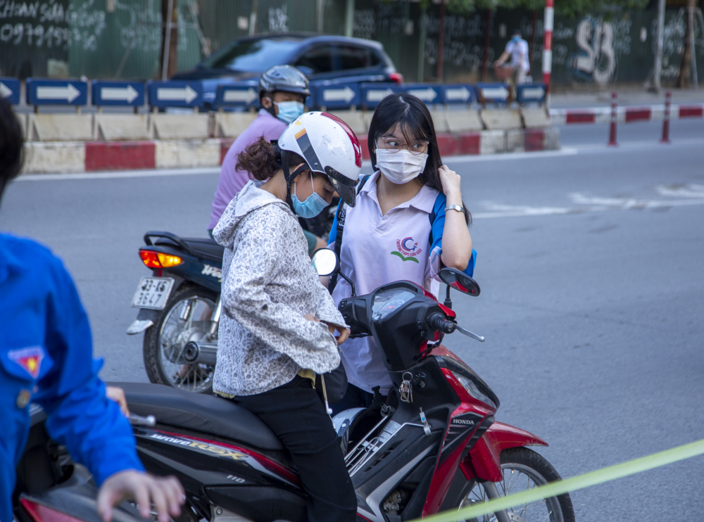 Trước khi vào phòng thi, các phụ huynh đều ân cần dành cho con những lời dặn dò, động viên