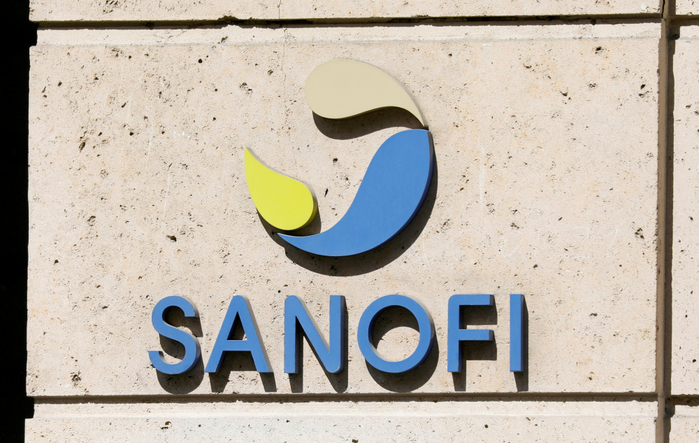 Logo của hãng dược Sanofi tại trụ sở chính ở Paris, Pháp - Ảnh: Reuters