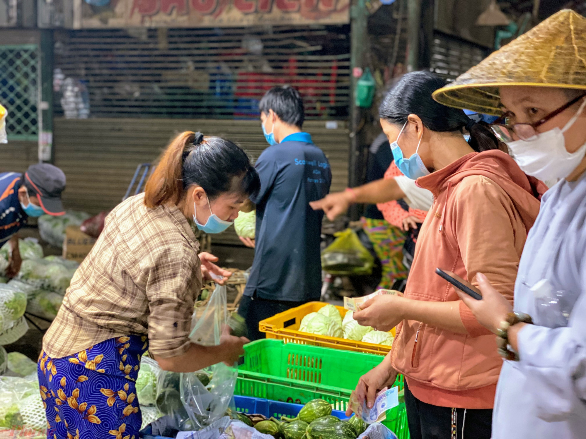 Một  điểm  kinh  doanh  rau  tươi  bên  trong  chợ  chuyên  nhóm rau củ.