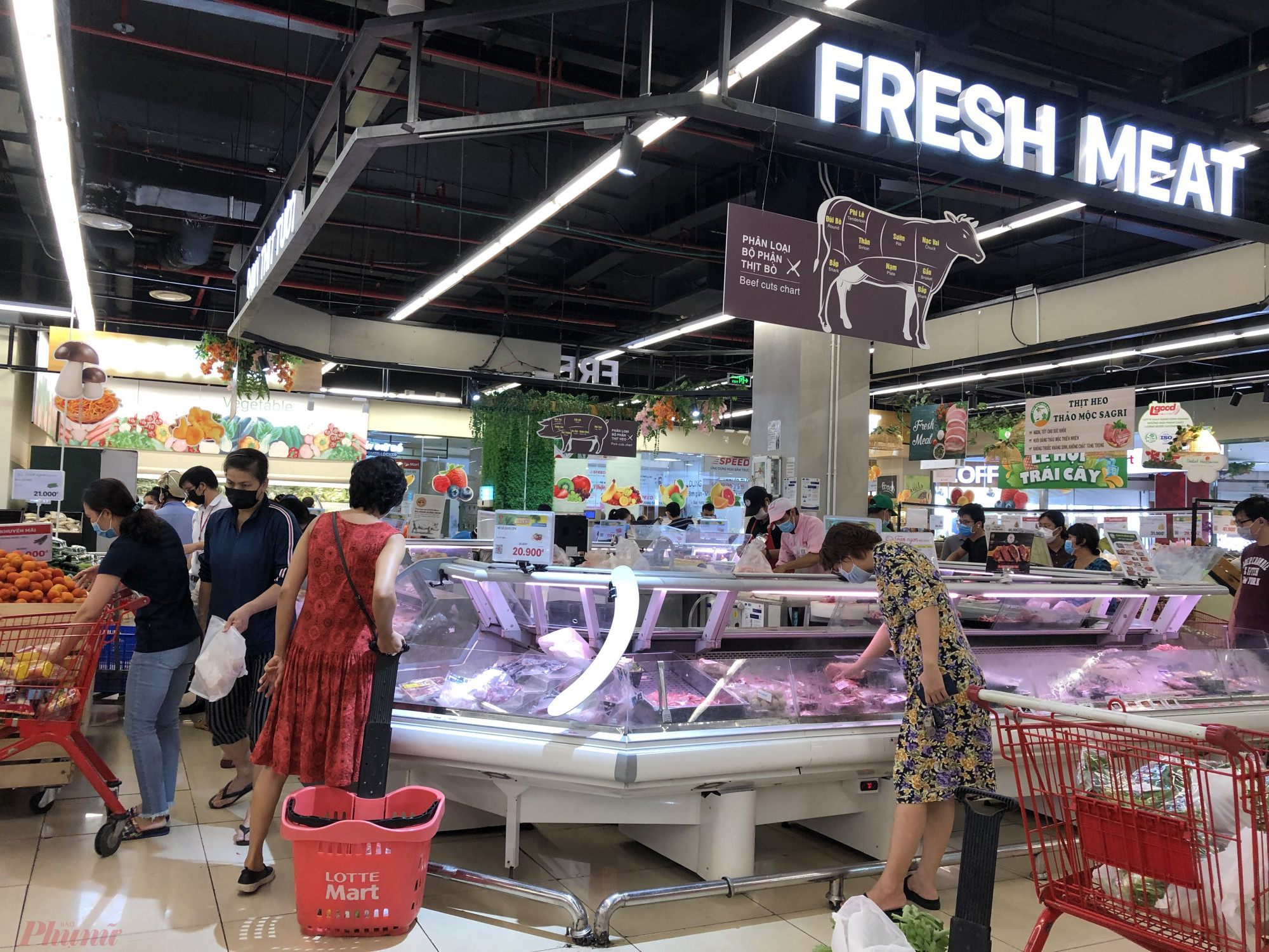 Tại siêu thị Lotte Mart (Q.Tân Bình,TPHCM), lượng khách tập trung rất đông tại quầy thịt  cá, hải  sản  tươi  sống