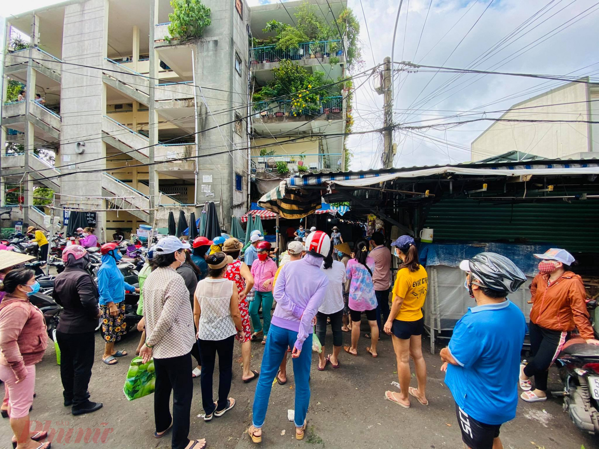 Tại chợ Thanh Đa (Phường 27, quận Bình Thạnh) sáng nay người dân đổ xô đi chợ nhưng bị chặng tại cửa, chợ cho vào từng đợt để đảm bảo công tác phòng dịch. Dân đứng bên ngoài không xếp hàng đứng thành từng cụm, chen chúc rất hỗn tạp. 