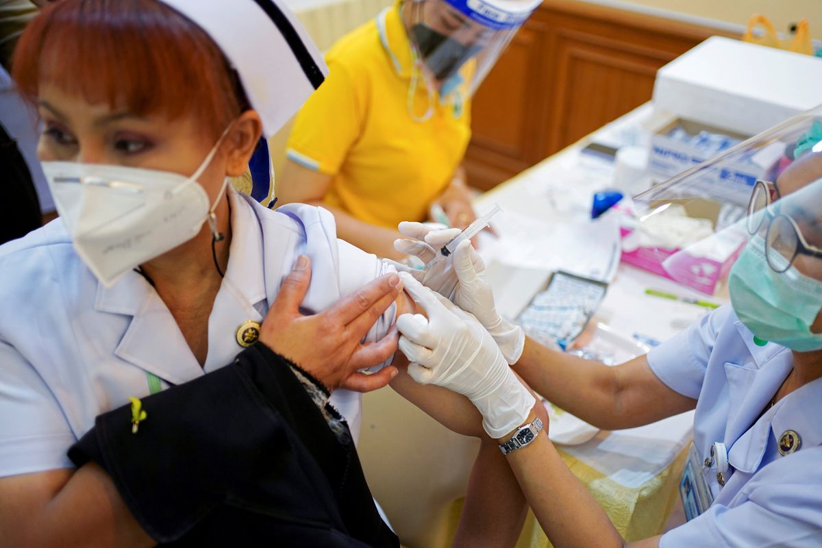 Phần lớn nhân viên y tế Thái Lan được tiêm vắc xin Sinovac của Trung Quốc - Ảnh: Athit Perawongmetha/Reuters