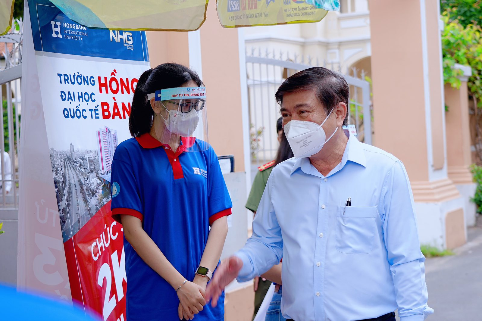 Chủ tịch UBND TPHCM Nguyễn Thành Phong thăm hỏi, động viên các bạn sinh viên tình nguyện hỗ trợ mùa thi - Ảnh: Thanh Thanh
