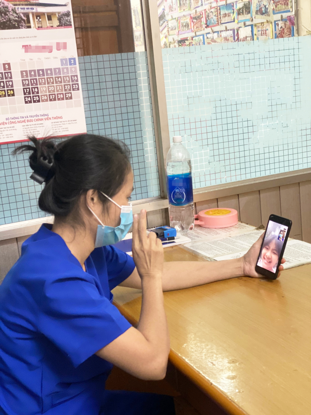 Điều dưỡng Nguyễn Ngọc Sen tranh thủ lúc rảnh rỗi gọi video cho con gái - Ảnh: Lan Anh