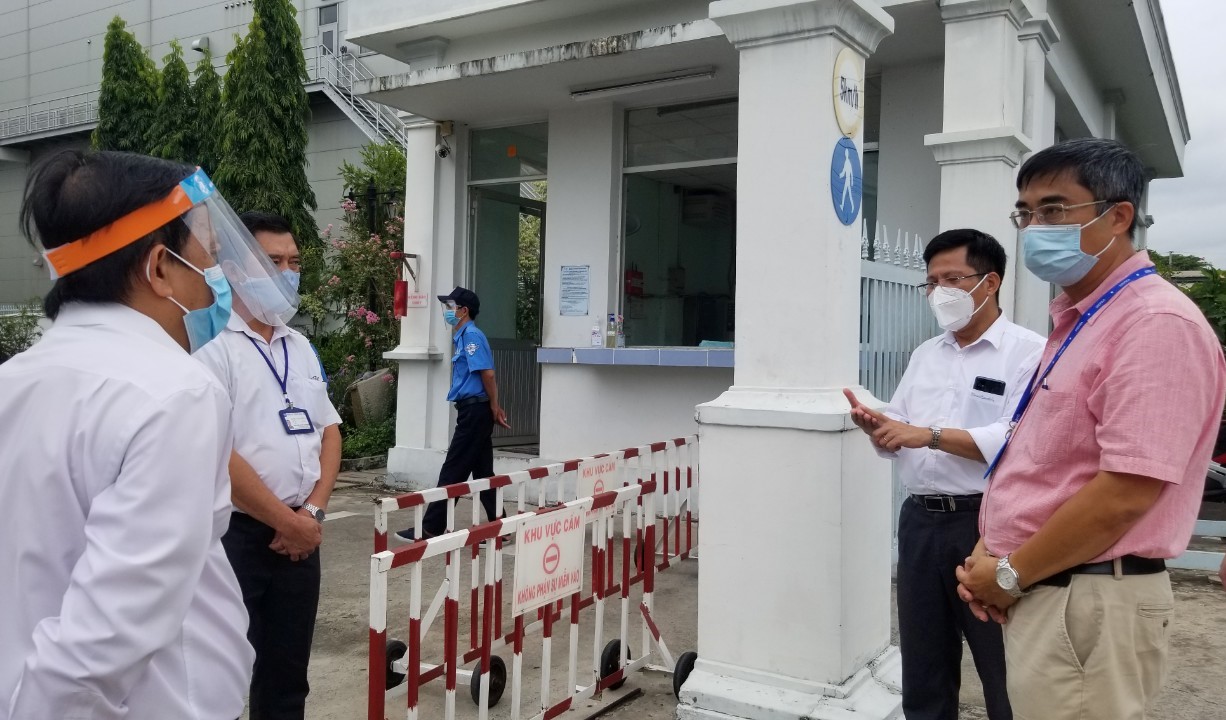Tổ công tác thực hiện cách ly xử lý môi trường y tế thuộc Bộ phận thường trực đặc biệt hỗ trợ phòng, chống dịch COVID-19 của Bộ Y tế tại TPHCM kiểm tra công tác phòng, chống dịch tại Khu chế xuất Tân Thuận 