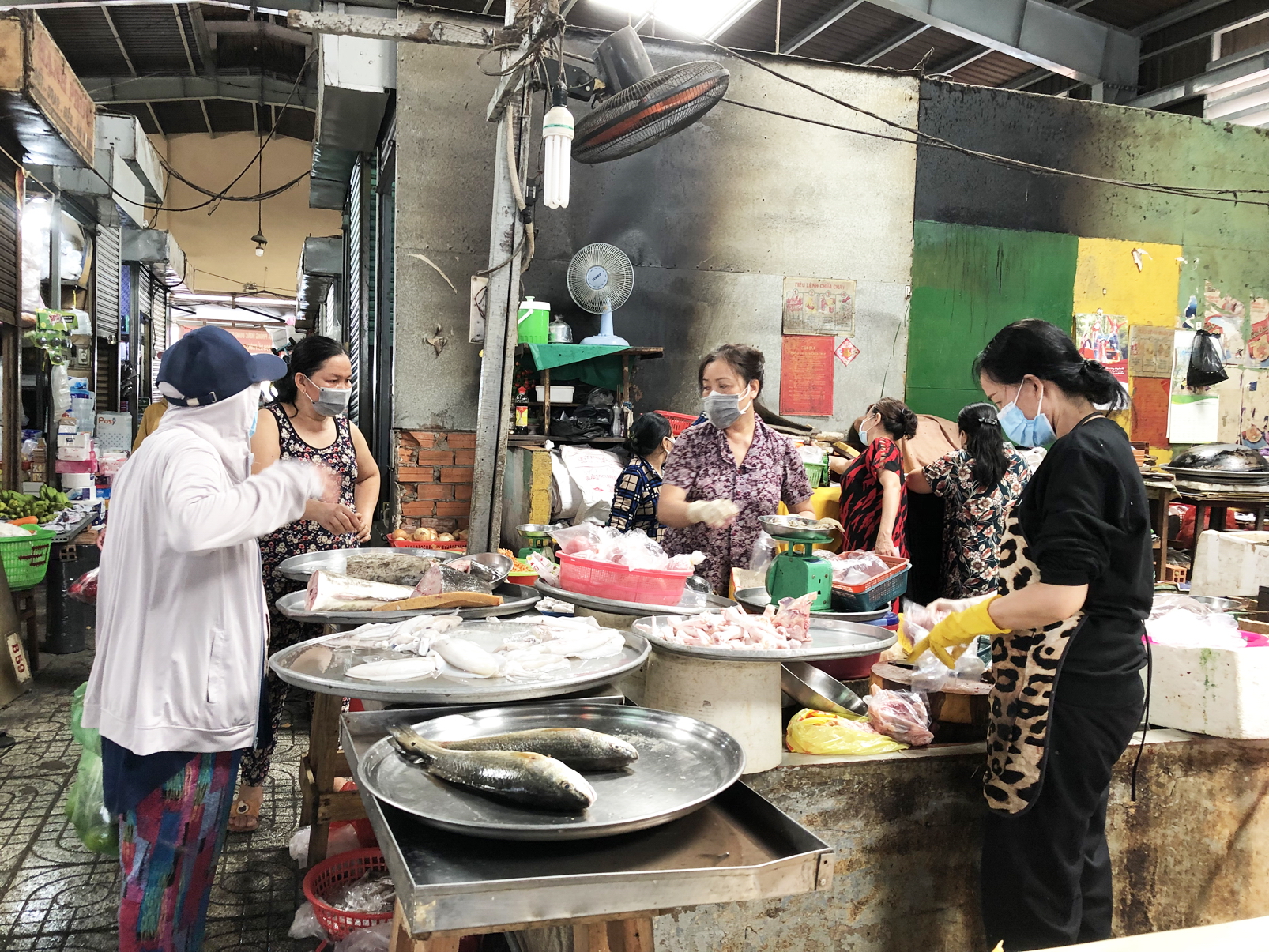 Thịt cá, tại chợ truyền thống vẫn dồi dào. Ảnh chụp tại chợ P.11, Q.Tân Bình, TP.HCM sáng 8/7 - ẢNH: T.HOA