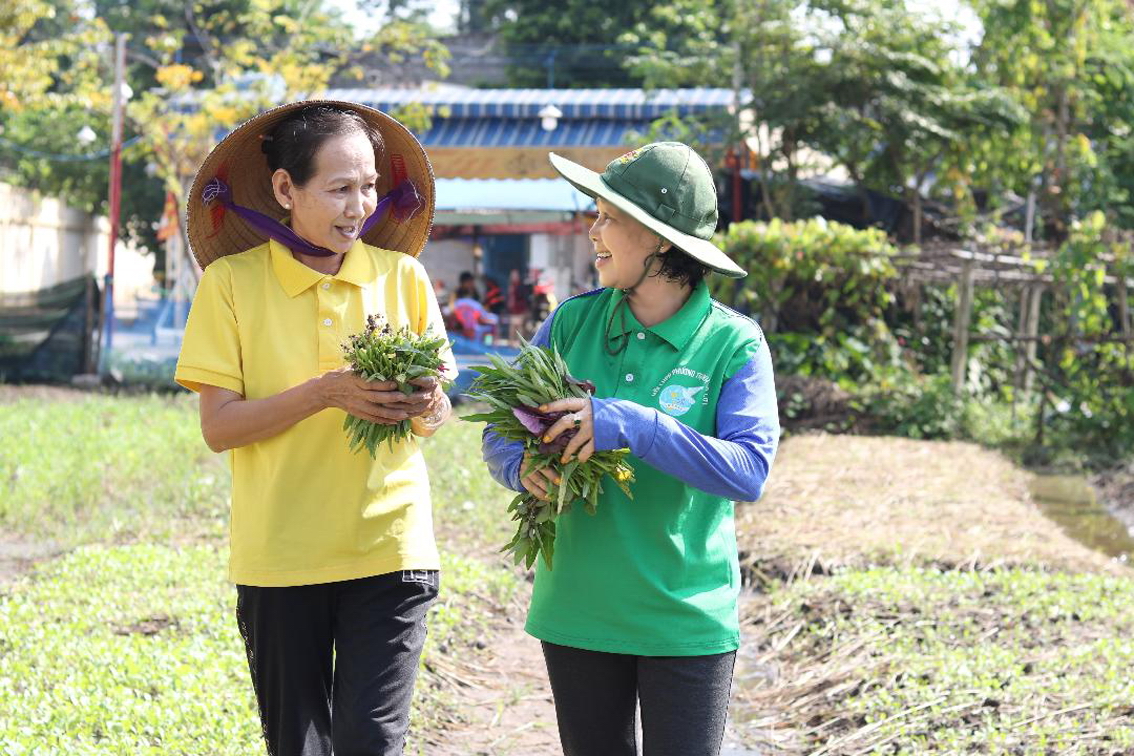 Bà biên (phải) cùng em gái Nguyễn Thị Anh cắt rau cho bếp ăn nghĩa tình