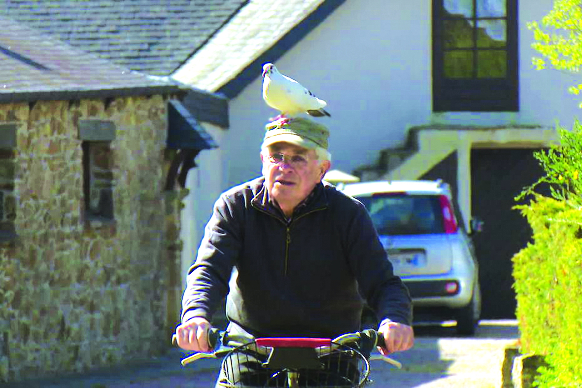 Cảnh ông Xavier Bouget đạp xe với Blanchon ngồi trên đầu không còn xa lạ với người dân quanh vùng - Ảnh: Hindustan Times