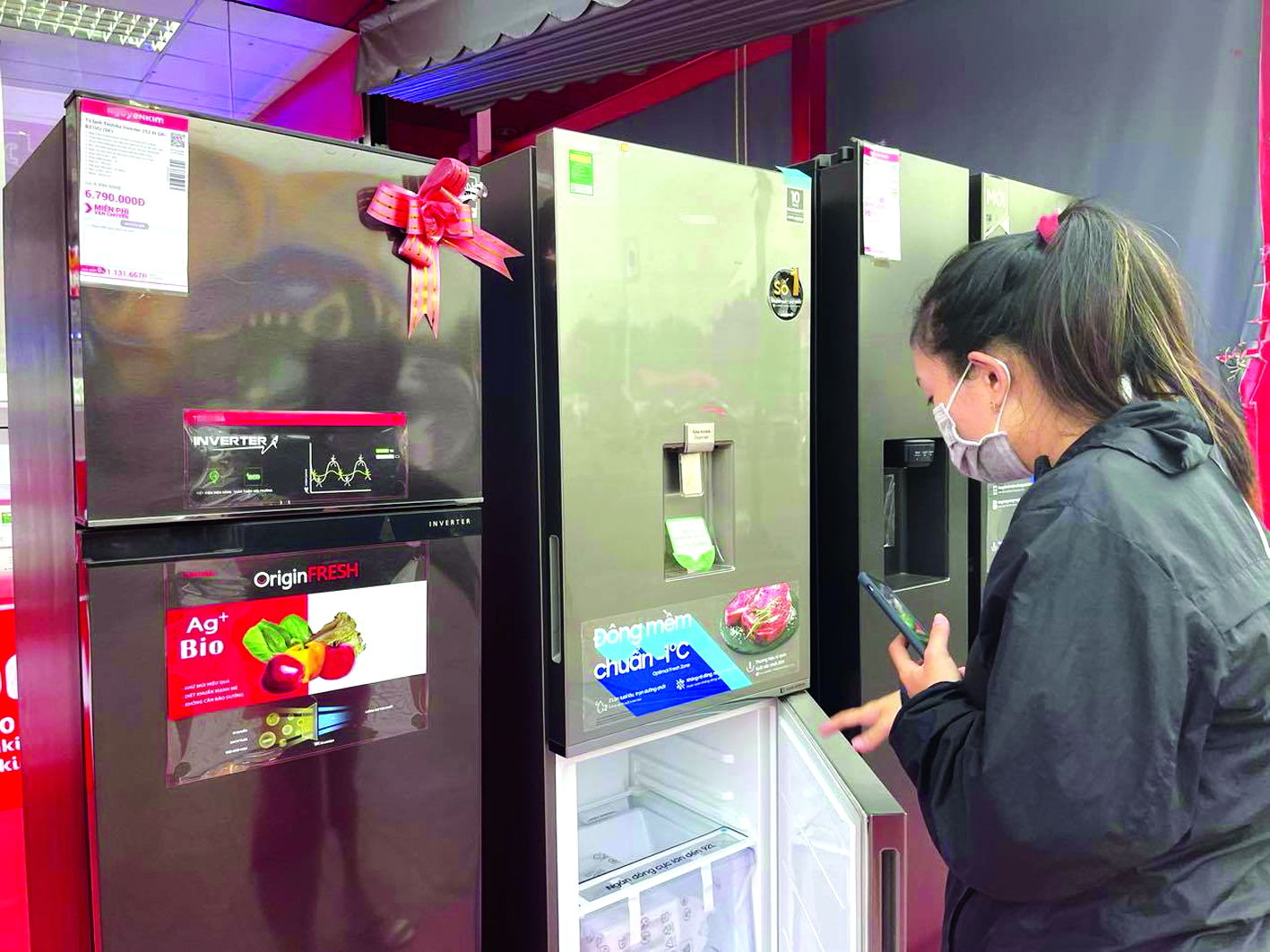 Người tiêu dùng cân nhắc chọn mua tủ lạnh trước nhiều dòng sản phẩm được quảng cáo có khả năng khử mùi, diệt khuẩn