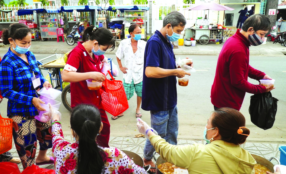 Thật may thành phố vẫn còn những điểm từ thiện, sẻ chia với người nghèo - Ảnh: Sơn Vinh