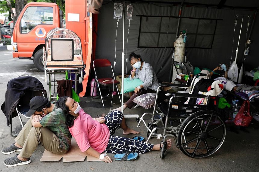 Các bệnh nhân nghỉ ngơi tại một căn lều tạm bên ngoài một bệnh viện chính phủ ở Bekasi, ngoại ô Jakarta, vào tháng trước. ẢNH: REUTERS