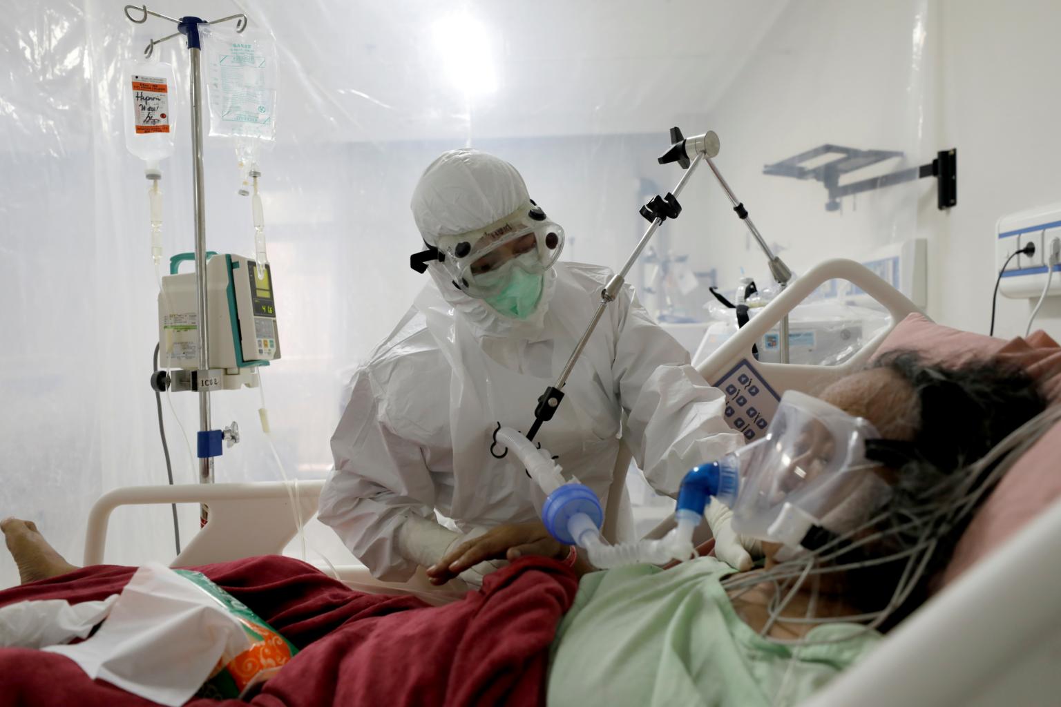Hệ thống chăm sóc sức khỏe mong manh của Indonesia đang đứng trên bờ vực của sự sụp đổ. ẢNH: REUTERS