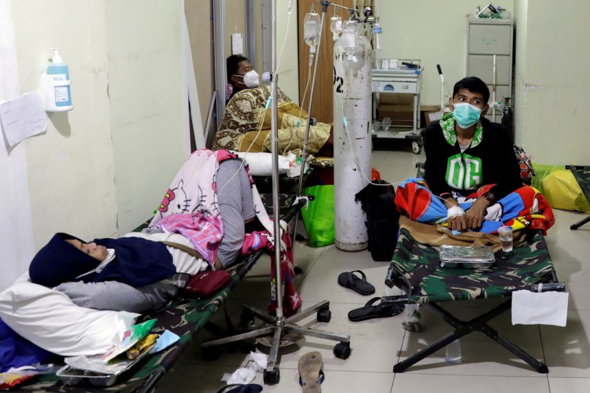 Mọi người nghỉ ngơi trên giường bệnh bên trong khu cấp cứu cho bệnh nhân Covid-19 tại một bệnh viện do chính phủ điều hành ở Jakarta, vào ngày 29 tháng 6 năm 2021. ẢNH: REUTERS