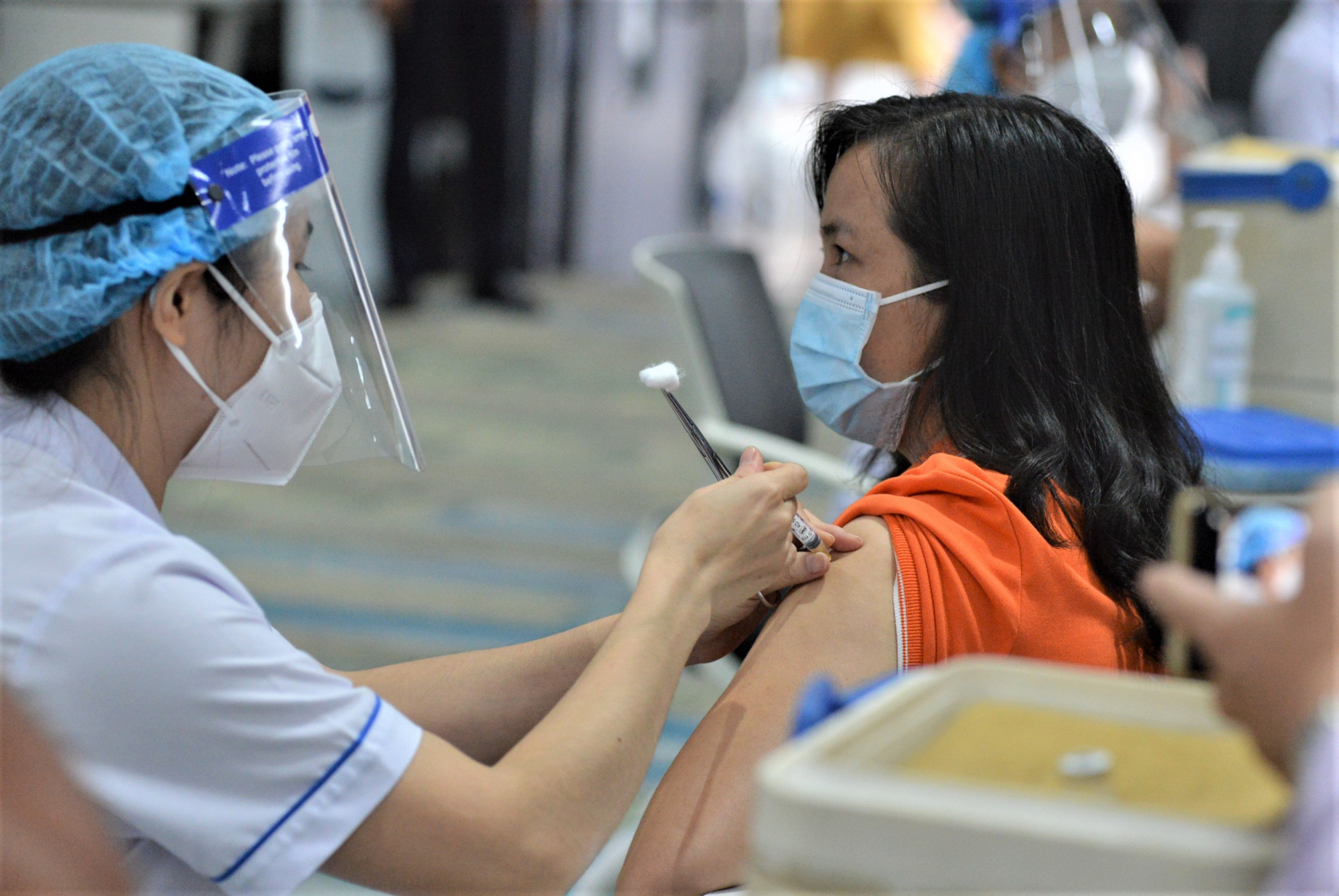 Tiêm vắc xin cho người dân tại TPHCM. Ảnh: Hiếu Nguyễn