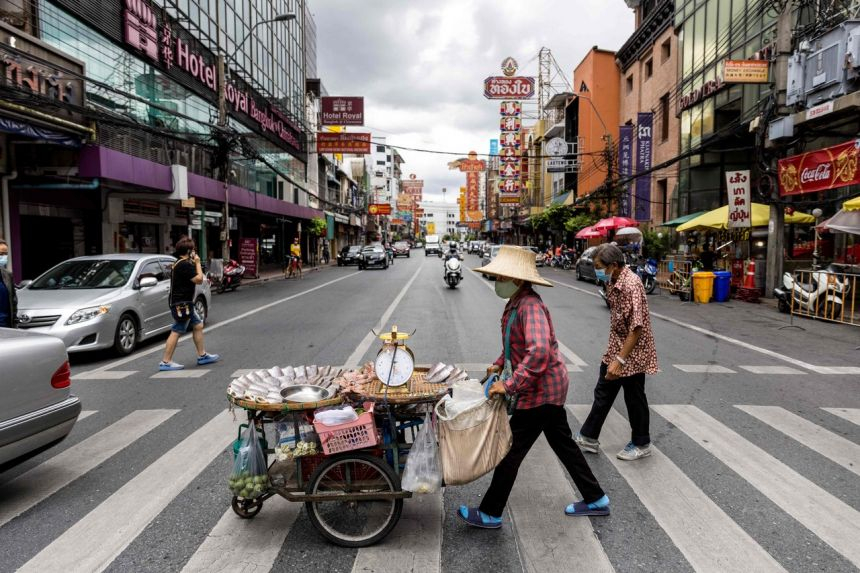 Vào ngày 8/7, Thái Lan công bố một loạt các biện pháp ngăn chặn virus chặt chẽ hơn, bao gồm lệnh cấm tụ tập trên 5 người, đóng cửa các spa và cơ sở làm đẹp, đồng thời giảm giờ làm việc của một số doanh nghiệp