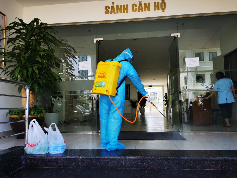 Lực lượng y tế quận Thanh Xuân có mặt để điều tra dịch tễ cũng như phun khử khuẩn phòng dịch tại chung cư 35 Lê Văn Thiêm (quận Thanh Xuân, Hà Nội).