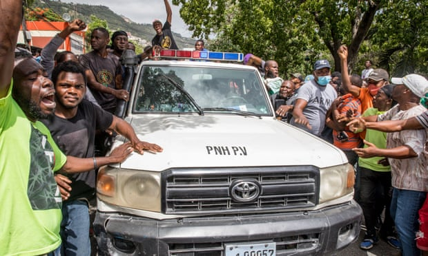 Người dân hò reo đón nhận tin những kẻ ám sát Tổng thống Moïse đã bị giam giữ ở Port au Prince - Ảnh: AFP/Getty Images
